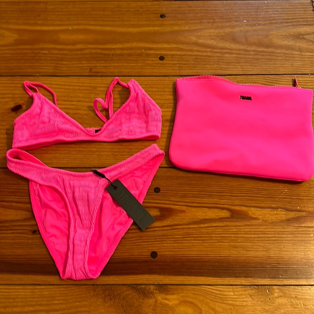 Triangl hot pink bikini
